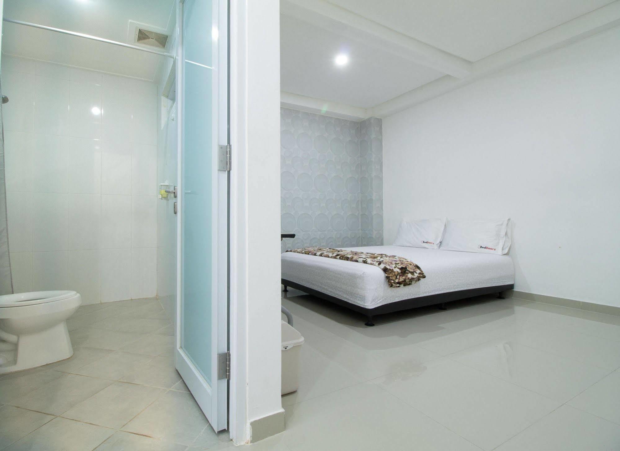 Reddoorz @ Pulomas Hotel Jakarta Ngoại thất bức ảnh