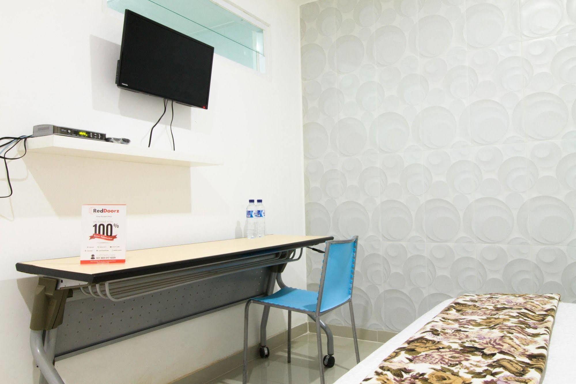 Reddoorz @ Pulomas Hotel Jakarta Ngoại thất bức ảnh