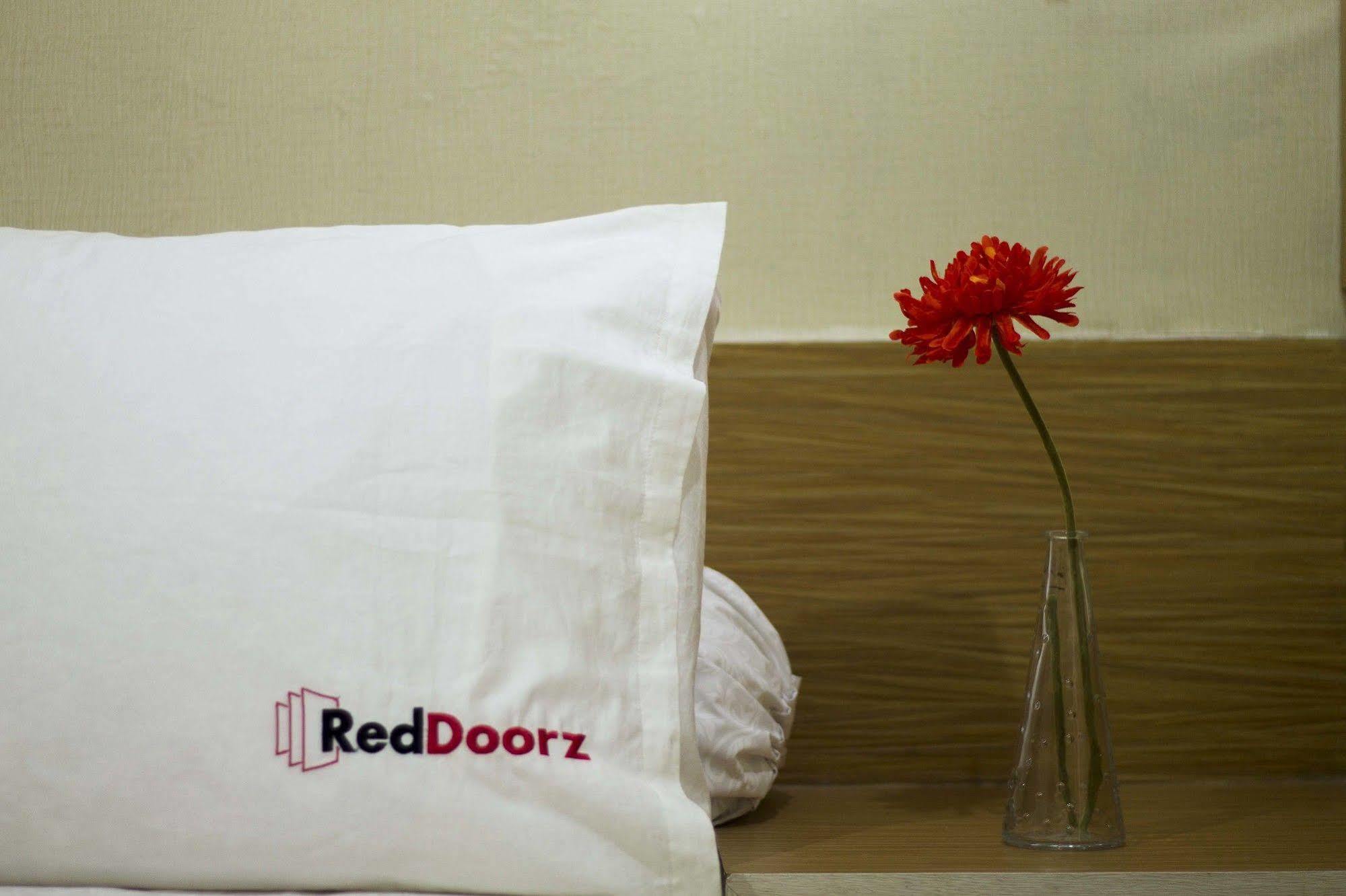 Reddoorz @ Pulomas Hotel Jakarta Ngoại thất bức ảnh